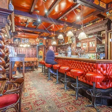 The Old Nickel מלון