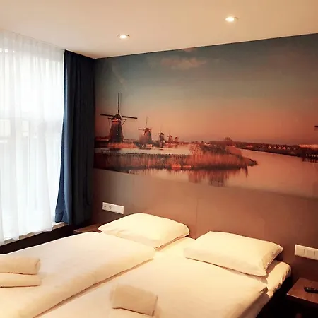 The Old Nickel מלון *